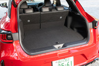 荷室の容量は普通の「LBX」よりも37リッター小さい218リッター。60リッターサイズのスーツケースを重ねて2つ積める。