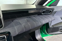 縦じまのステッチが入ったダッシュボードのパッドは、初代「5」を想起させる。