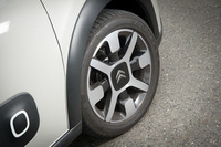 17インチホイール&タイヤも「デビューエディション」の専用装備。試乗車には「グッドイヤー・エフィシエントグリップ」が装着されていた。