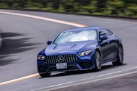 メルセデスの4ドアクーペ「CLS」に採用されるプラットフォームをベースに開発された「AMG GT 4ドアクーペ」のシャシー。リアアクスルステアリング(後輪操舵機能)を持つ4WDの駆動方式を採用している。