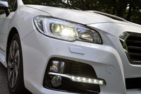 ヘッドランプには、リアコンビランプと同様、“コの字”型の意匠が採用される。テスト車はさらに、LED4灯ロービーム/ハロゲンハイビームランプ/ウェルカムライティングのセットオプションを装着していた。