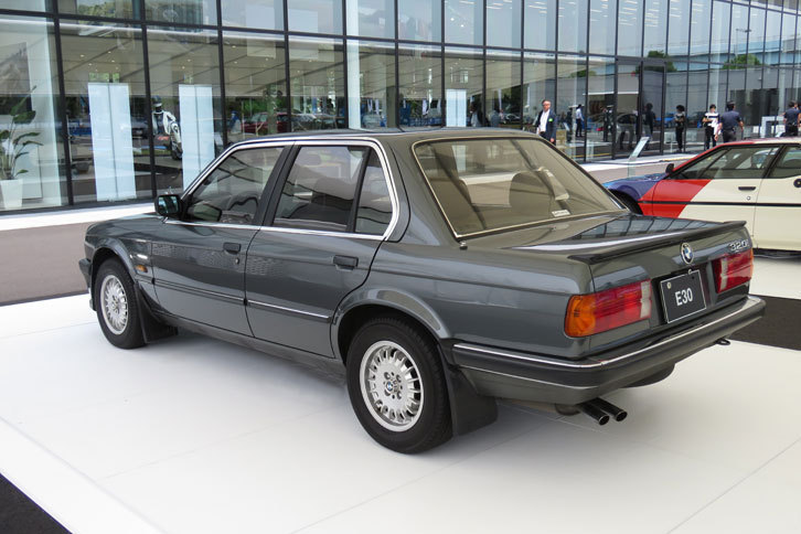 このシックなドルフィンメタリックは「E30」、特に「BMW 320i」の象徴的なボディーカラーだった。