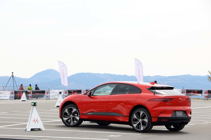 ジャガーは、ユニークな試乗プログラム「スマートコーンチャレンジ」を開催。GPSを搭載した最新ジャガーモデルで、ランダムに点灯するコーンの間を走行するというもの。単に速く走ればよいのではなく、走行ラインの正確さも問われるのが難しい。同イベントを皮切りに、今年も全国各地で同チャレンジプログラムが実施される。試乗車には、ジャガー初の電気自動車「Iペース」も使用されていた。