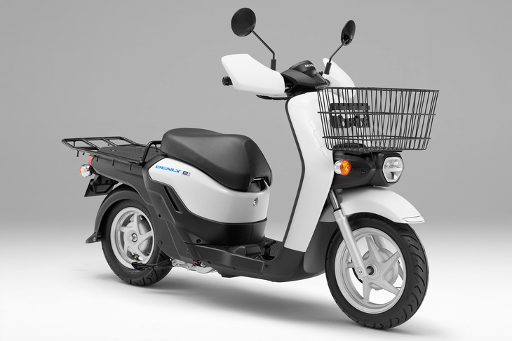 2020年4月に販売が開始された「ホンダ・ベンリィe:」。脱着可搬式バッテリーを用いた電動のビジネスバイクで、航続距離は原付一種のモデルで87km(30km/h定地走行テスト値)、原付二種のモデルで43km(60km/h定地走行テスト値)とされている。