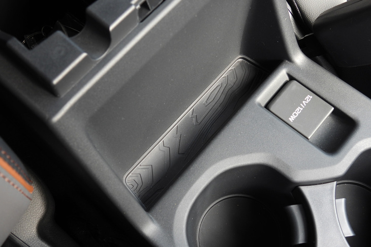 スバル・フォレスター スポーツEX(センターコンソール収納)