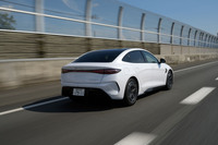 4WD車で東名高速を行く。前後合わせて最高出力530PSのパワートレインは数字どおり力強い。