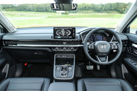 エアアウトレットにメッシュを使った水平基調のダッシュボードは「シビック」や「ZR-V」に通ずるデザイン。高額車だけあってBOSEのプレミアムサウンドシステム(12スピーカー)を標準で装備する。