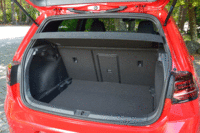 荷室は、フロア高が調節可能。後席を前方に倒せば、積載容量を拡大できる。(写真をクリックすると、荷室のアレンジが見られます)