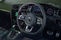 赤いステッチが入れられた、GTI専用の本革巻きステアリングホイール。スポーク部には、クルーズコントロール機能やマルチインフォメーションディスプレイの操作スイッチが並ぶ。