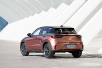 ボディーの全幅は「ヤリス クロス」より60mmも大きい。大きく張り出したリアフェンダーがすごい。