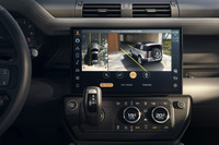 マイナーチェンジで13.1インチのタッチスクリーンインフォテインメントディスプレイを採用。