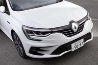 バンパーやグリルのデザインが改められたフロントまわり。クロームのアクセントを添えることで質感の向上が図られている。