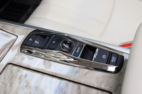 センターコンソールには、ボタン式のシフトセレクターや電動パーキングブレーキのスイッチが一列に並ぶ。