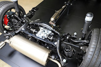 リアサスペンションは、標準車の「ヤリス」とはまったく異なるダブルウイッシュボーン式。「RZ“ハイパフォーマンス”」では、前後軸の両方にトルセンLSDが装備される。