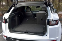 荷室の容量は575リッター~1445リッター。後席のシートバックは6:4分割で前に倒すことができる。