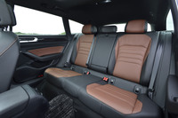 今回の試乗車のインテリアは、チタンブラック&フローレンスブラウンのナッパレザーで仕立てられていた。後席の背もたれには、60:40の分割可倒機構とスキーホールが備わる。