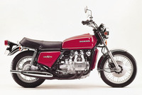 こちらは50年前の1975年に誕生した、初代「ゴールドウイング」こと「GL1000」。名車の誉れ高い「CB750 FOUR」を超える高速ツアラーとして開発され、排気量1000ccの水平対向4気筒エンジンが与えられた。