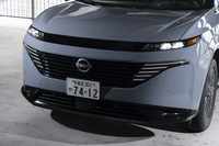 フロントマスクは日産の既存の国内ラインナップのどれとも似ていないニヒルな感じ。ヘッドランプの下にある横しまのデイタイムランニングライトでかろうじて日産車だと判別できる。