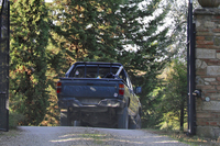 農園から公道へは未舗装路が数百mにわたって続く。写真は、土埃(ぼこり)を巻き上げながら走る、ロベルトさんの愛車。