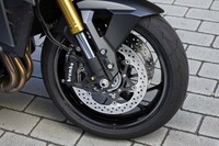 ホイール&タイヤのサイズは前後とも17インチ。ABSも両輪に標準装備される。