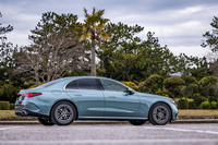 「E200」のボディーサイズは全長×全幅×全高=4960×1880×1470mmで、ホイールベースは2890mm。BMWの新型「5シリーズ」よりもひとまわり小さく見える。