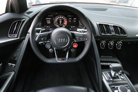 ブラックでまとめられたスパルタンなコックピット。ステアリングホイールには4つのサテライトスイッチ(丸い別体スイッチ)が用意される。