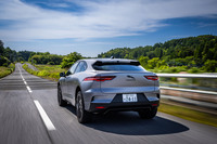 「ジャガーIペース」の2024年モデルのボディーカラーは、写真の「アイガーグレイ(サテン)」のほか「サントリーニブラック」「オストゥーニパールホワイト」の全3色から選択できる。