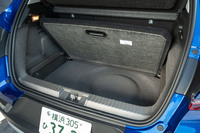 荷室容量は440リッターと、純ガソリン車の536リッターより縮小。床下に走行用バッテリーなどを搭載するためだ。