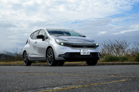 今回の試乗車は「トヨタ・アクア」の最上級グレード「Z」のFFモデル。ご覧のとおりフロントデザインがガラリと変わっている。