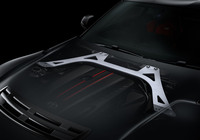 フロントカウルブレース。“A90ファイナルエディション”には強化品がおごられる。