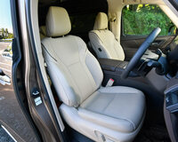 過去のモデルに照らし合わせると、現状における新型のラインナップは明らかに上級グレードのみに絞られている。それだけに機能・装備は充実しており、例えば前席には電動調整機構やシートヒーター/ベンチレーション機能などが、全車に標準装備される。(写真:峰 昌宏)