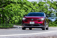 ワインディングロードでは、素直なハンドリングと、しなやかに動くサスペンションのおかげで運転が楽しい。「e-Pedal」をオンにすれば、より強い回生ブレーキが得られるが、Bレンジとの差はそれほど大きくはない。