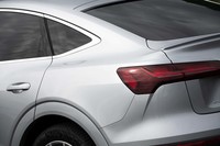 前後フェンダーはクワトロの力強い走りを視覚化したというブリスター形状となっている。