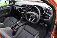 「TT RS」や「RS 3セダン」より世代の新しいモデルとなる「RS Q3」。エッジの立ったインストゥルメントパネルなど、インテリア各部のデザインはアウディ最新のトレンドに沿ったものだ。