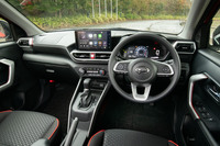 外観同様、ややゴツゴツとした意匠のインテリア。「ロッキー」の廉価モデル「L」以外のグレードでは、各部にシルバーの装飾が施される。