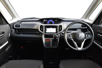 新たな最上級グレードとなった「ソリオ ハイブリッドSZ」のインテリア。ブルーメタリックで塗装されたアッパーガーニッシュや専用のメーターなどが、他のモデルとの識別点となっている。