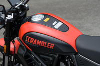 燃料タンクの容量は14.5リッター。カタログ燃費は5.2リッター/100kmなので、航続距離は280km弱といったところだ。