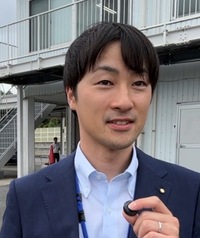 「eスカイ」のチーフエンジニアである杉山達樹さん。これまでの軽自動車から違和感なく乗り替えられることを重視したという。