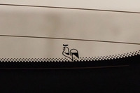 リアのウィンドウにはニワトリとパリの街並みが小さくシルエットで描かれていた。フランスのサッカー代表のエンブレムがそうであるように、フランスでは雄鶏(おんどり)をシンボルとして用いることが多いのだという。