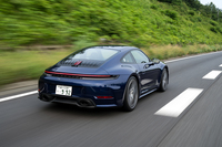 パワーユニットは「カレラ」と同じ最高出力394PS、最大トルク450N・mの3リッター水平対向6気筒ツインターボエンジン。6段MTのみの潔い設定だ。