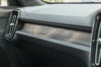 ダッシュボードに貼られた「トポグラフィーパネル」はスウェーデンにあるアビスコ中央公園の地図の等高線がモチーフ。バックライトによって照らし出される。