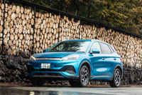 「BYD ATTO 3」の最新モデルが日本で発売されたのは2024年3月1日のこと。価格は従来型から10万円アップの450万円。