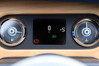 運転席正面の計器パネルには水温計と燃料計、そしてデジタル液晶のインフォメーションディスプレイが装備される。