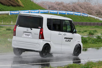 従来型の「トランパスLuK」に対して今春登場した「プロクセスLuKII」は、ウエット制動性能が12%高いとアナウンスされている。