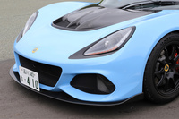 空力性能などの向上を図るべく採用された、新デザインのフロントマスク。左右の開口部の端には、ホイールハウス内へと空気を送るエアインテークが追加された。