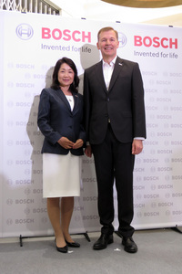 ボッシュのクラウス・メーダー社長(右)と森川典子副社長。2017年7月に社長となったメーダー氏にとっては、今回が就任後初の記者会見となった。