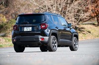 グレードは快適性重視の「リミテッド」と悪路走破性重視の「トレイルホーク」(今回の試乗車)の全2種類。トレイルホークのほうが最低地上高が40mm大きい(210mm)。