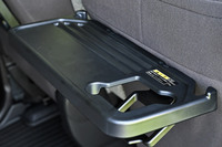 シートバックテーブルの大きさは、幅×奥行き=255×144mm。奥に見える洗濯板のような段々は、タブレットなどをシート背面に立てかけた際に滑らないようにするストッパーだ。従来型ではテーブルの下にあったショッピングフックは廃止され、かわりにテーブルのフチのフックが、テーブルの状態にかかわらず使えるよう改良された。(写真:webCG)