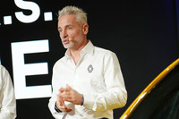 東京オートサロン2023のルノーブースで「メガーヌR.S.ウルティム」への思い入れを語るウルゴン氏。自身でも1台購入し、通勤に使うという。