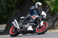 ハンドリングは低速域でややシビアな反応を示すが、基本的には素直でスポーティー。乗り心地も良好だ。